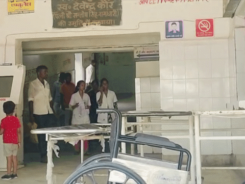 पलामू में सड़क हादसा; बीएड छात्रा की मौत:पति और दो बच्चे हुए घायल, घर लौटते वक्त ट्रक ने मारी टक्कर, मची चीख-पुकार