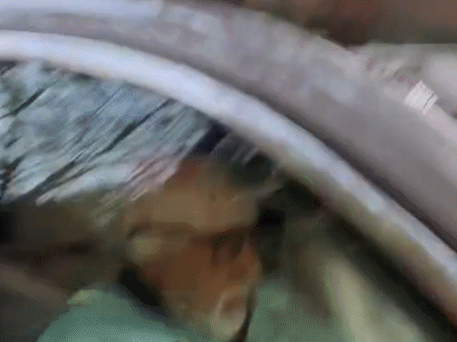 अमिताभ बच्चन गाड़ी चलाकर धर्मेंद्र से मिलने पहुंचे:पैपराजी पर भड़के सनी देओल, कहा- आपके घर में भी मां-बाप हैं, शर्म नहीं आती?