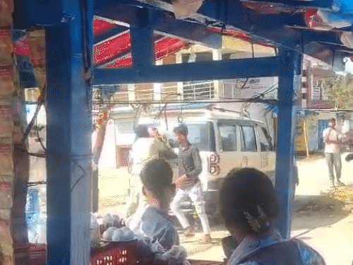 आबकारी विभाग के SI ने व्यापारी को मारा VIDEO:बलरामपुर बस स्टैंड पर ठेला लगाने पर विवाद; खींचकर ले गया, सड़क पर पटका
