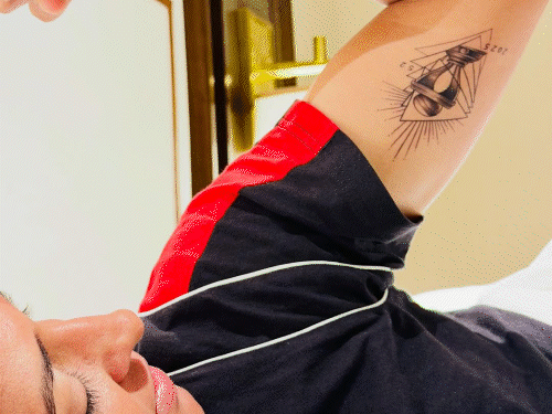 वर्ल्डकप जीतने के बाद हरमनप्रीत-स्मृति ने ट्रॉफी का टैटू बनवाया:कौर ने 52, मंधाना ने 2025 लिखाया, कप्तान ने लिखा- पहले दिन से इंतजार था