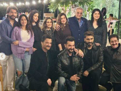 बोनी कपूर ने मनाया 70वां जन्मदिन:अर्जुन कपूर ने इंस्टा पर शेयर की जश्न की झलकियां, जाह्नवी कपूर रूमर्ड बॉयफ्रेंड का हाथ थामे दिखीं