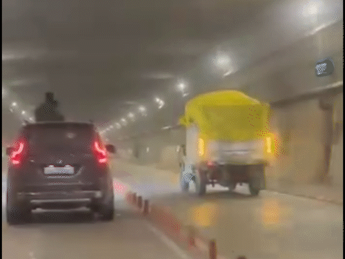 हरियाणा-बिहार के टूरिस्ट व्हीकल का 7 हजार का चालान:अटल टनल रोहतांग में ट्रैफिक नियमों की अनदेखी; सनरूफ से बाहर निकलकर स्टंटबाजी