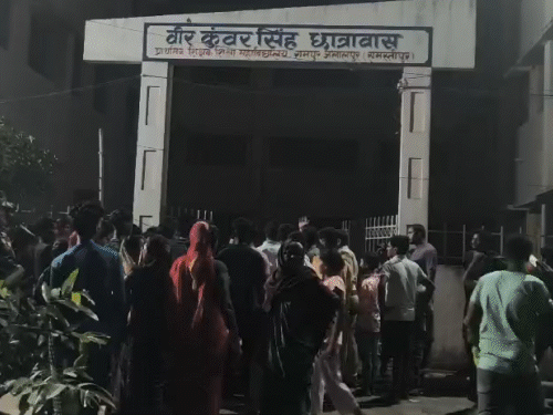 समस्तीपुर में पीटीसी टीचर ट्रेनिंग कॉलेज में हंगामा:ASI पर मजदूर को छत से फेंकने और मारपीट का आरोप; विरोध में हॉस्टल में तोड़फोड़