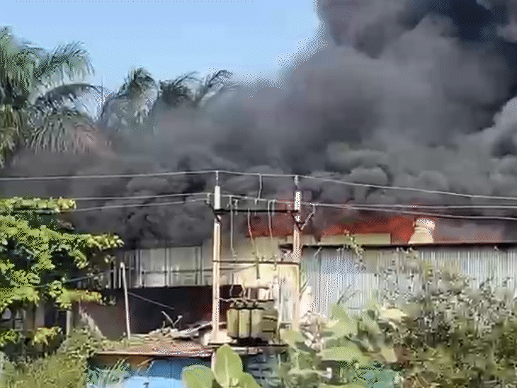 इंदौर के नजदीक सिंहासा की ऑइल पेंट फैक्ट्री में आग:पांच टैंकर पानी से बुझाई, दूर तक दिखाई दी आग की लपटें और धुआं