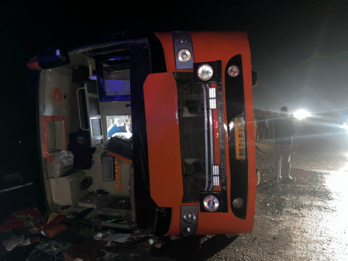 लखनऊ एक्सप्रेस-वे पर स्लीपर बस पलटी, 3 की मौत:कानपुर में सीटें काटकर यात्रियों को निकाला, 24 घायल; दिल्ली से बिहार जा रही थी