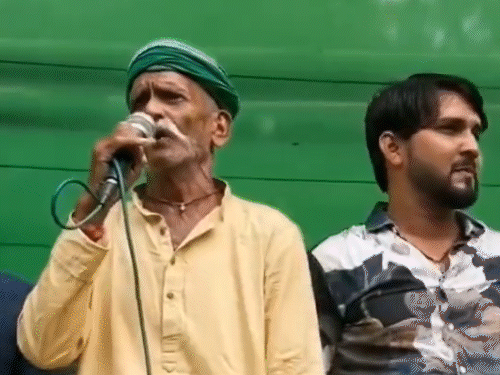 अखिलेश की रैली में खेसारी के पिता की जेब कटी:फोटो खिंचवाने के बहाने 5 हजार चुराए; भोजपुरी में बोले- कुल छटुआ आइल रहलन