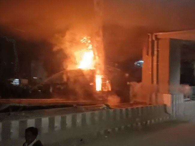 भोपाल में मेट्रो स्टेशन के नीचे खड़े ट्रक में आग:10 फीट ऊपर तक उठीं लपटें; एक ओर का रास्ता डायवर्ट किया