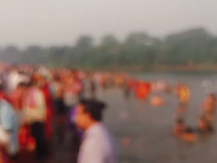 जमशेदपुर के स्वर्णरेखा और खरखाई नदी घाट पहुंचे श्रद्धालुओं:कार्तिक पूर्णिमा पर जुटे भक्त, हरि-हरि बोल और जय जगन्नाथ के जयघोषों से गूंजा शहर