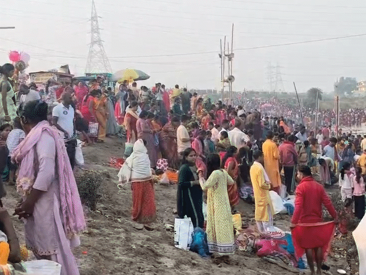 कार्तिक पूर्णिमा पर पंचाने नदी तट पर उमड़े श्रद्धालु:हर-हर गंगे के जयघोष से गूंज उठे घाट, चुनाव के चलते कोसुक में मेले का नहीं हुआ आयोजन