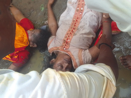 आंध्र प्रदेश के वेंकटेश्वर मंदिर में भगदड़, 9 की मौत:मृतकों में ज्यादातर महिलाएं; एकादशी पर ज्यादा भीड़ से रेलिंग गिरी