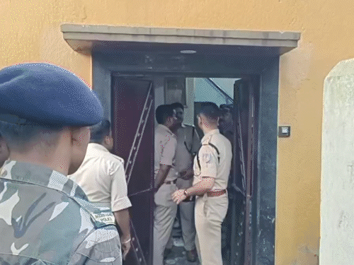 धनबाद में प्रिंस खान के गुर्गों के घर पहुंची पुलिस:वासेपुर, पांडरपाला, राहमतगंज सहित कई इलाकों में छापेमारी, अपराधियों में मचा हड़कंप