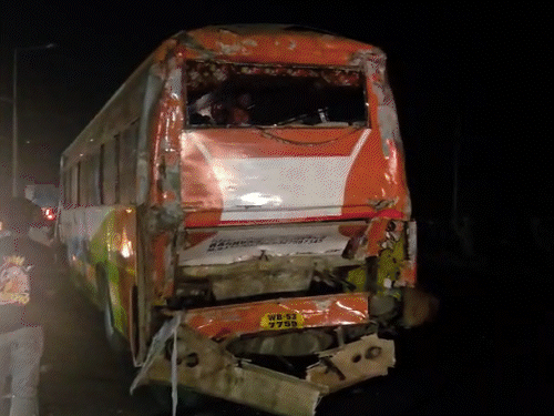 धनबाद में दो बसों की टक्कर; 12 यात्री घायल:जामताड़ा से बोकारो के लुगुबुरू आ रही बस, एनएच-19 पर करीब एक घंटे तक रहा जाम