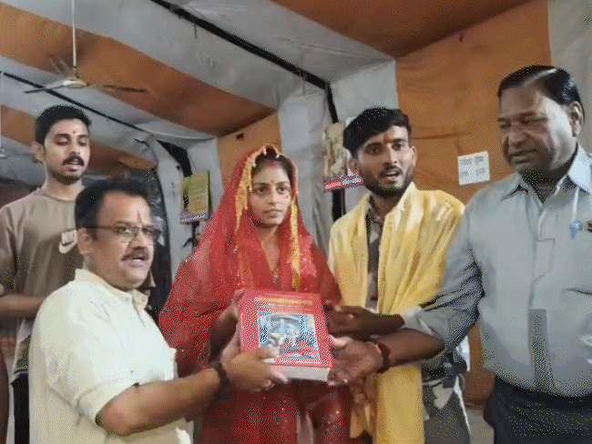 धार की रुखसार बनीं वंशिका, अपनाया सनातन धर्म:खंडवा के युवक से किया विवाह; बोलीं- हिंदू धर्म में सम्मान, बचपन से बिंदी लगाती हूं