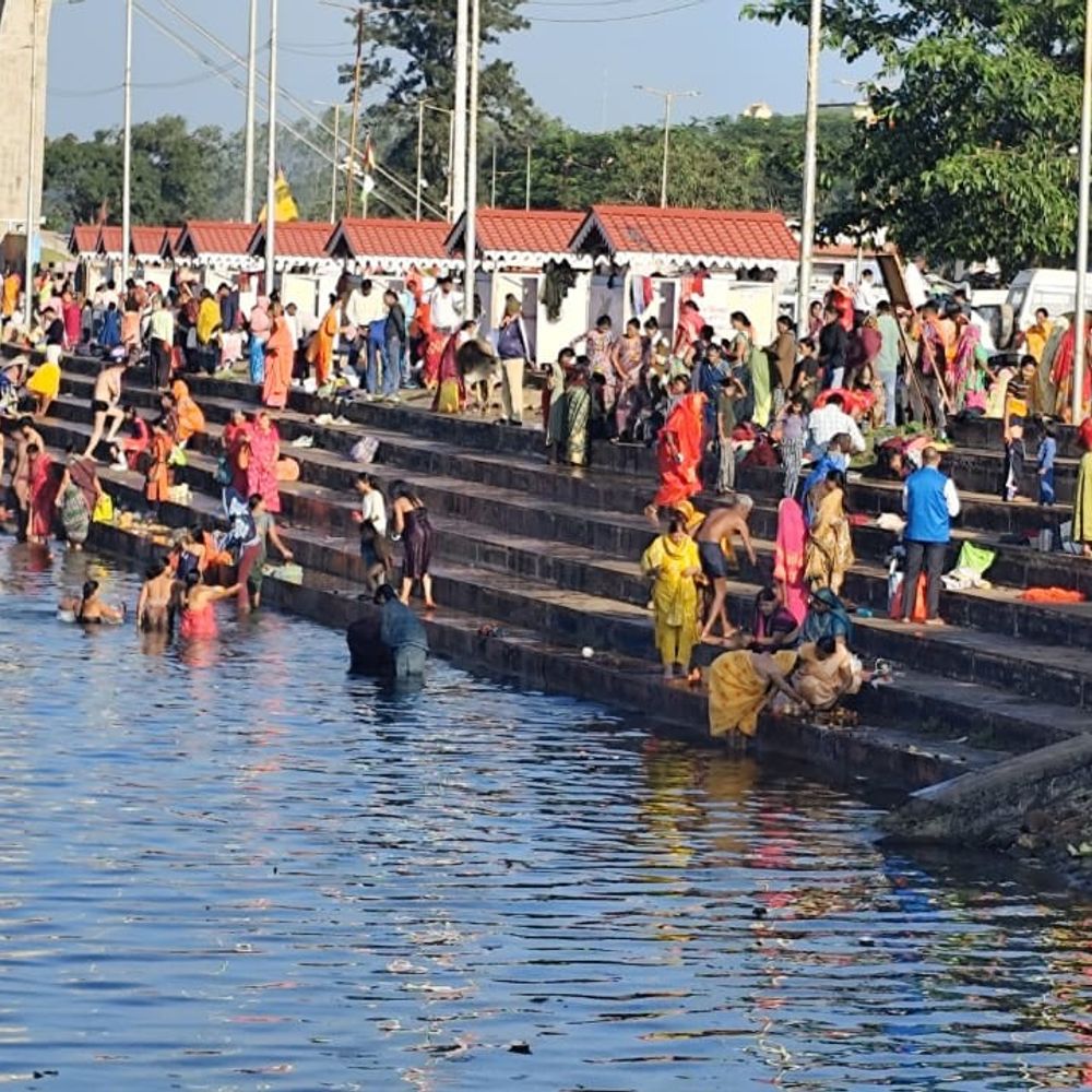 कार्तिक पूर्णिमा पर अमरकंटक में आस्था की डूबकी:श्रद्धालुओं ने नर्मदा तट पर किया पुण्य स्नान