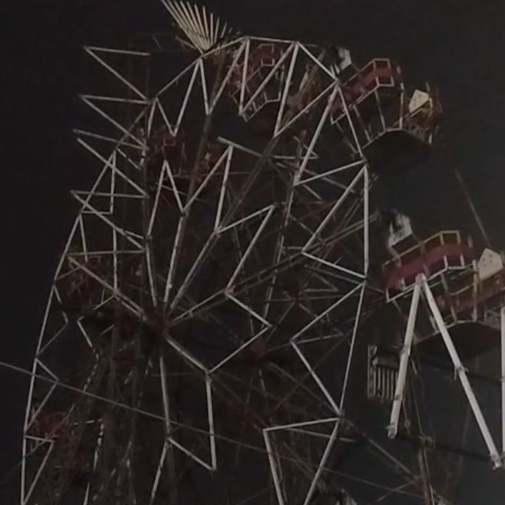 धनबाद में कुस्तौर मेले में झूला टूटा:12 फीट की ऊंचाई से नीचे गिरने पर तीन महिलाएं और एक बच्ची घायल, एक का हाथ टूटा