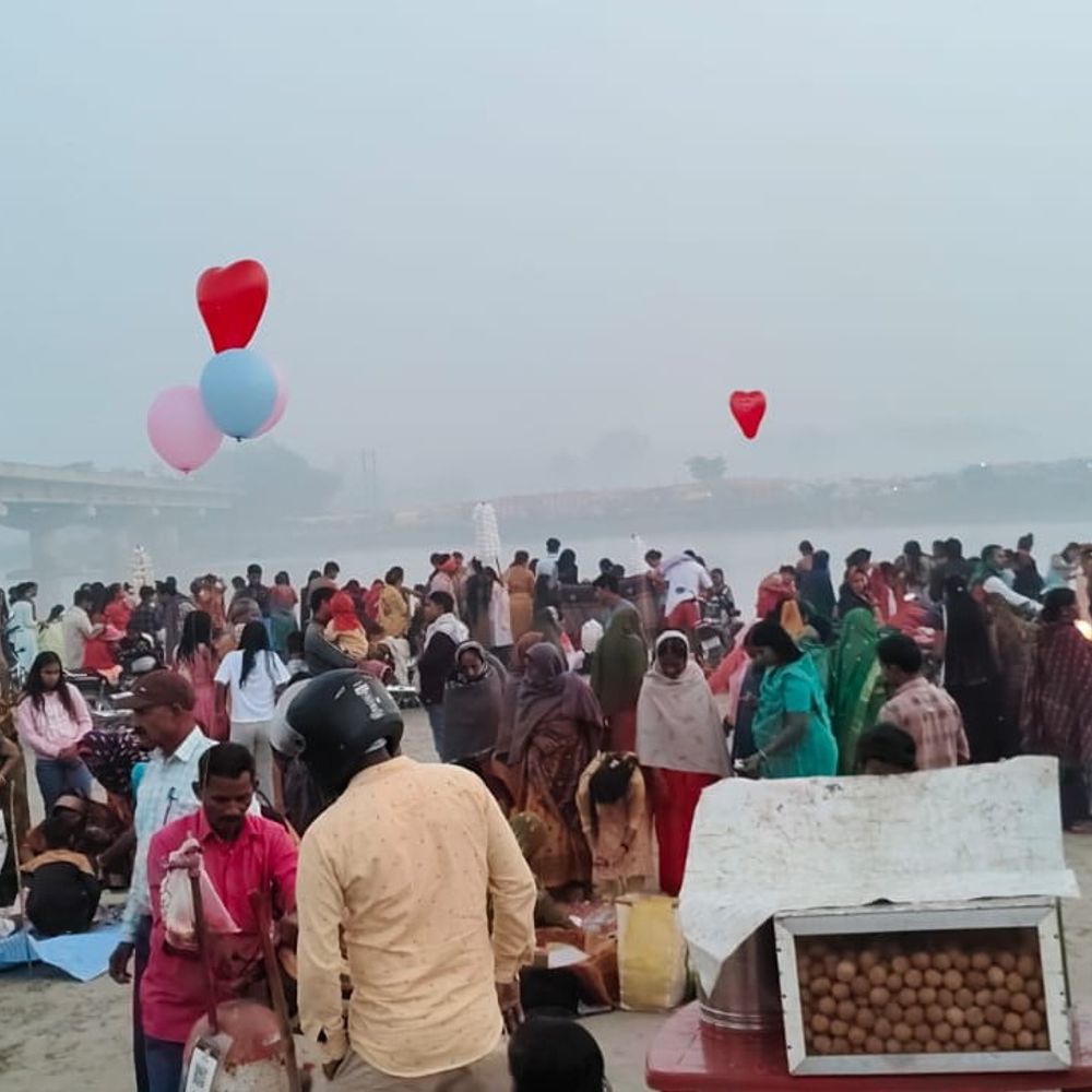 कार्तिक पूर्णिमा पर बागमती घाटों पर उमड़ी भीड़:श्रद्धालुओं ने बाबा भुवनेश्वर नाथ मंदिर में किया जलाभिषेक