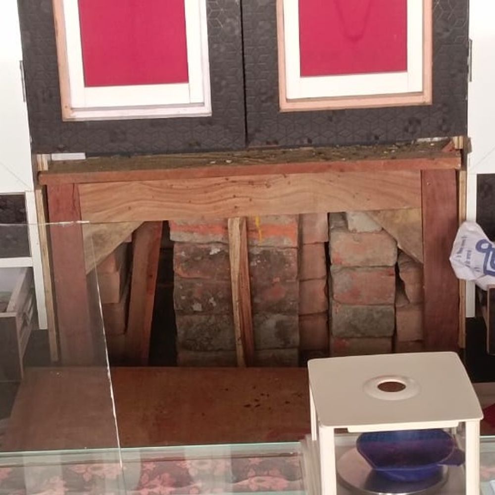 मुजफ्फरपुर में ज्वेलरी शॉप से 2.50 लाख की चोरी:देर रात ताला तोड़कर अंदर घुसे चोर, सोने-चांदी के जेवरात और कैश ले भागे; CCTV में दिखे 4 संदिग्ध