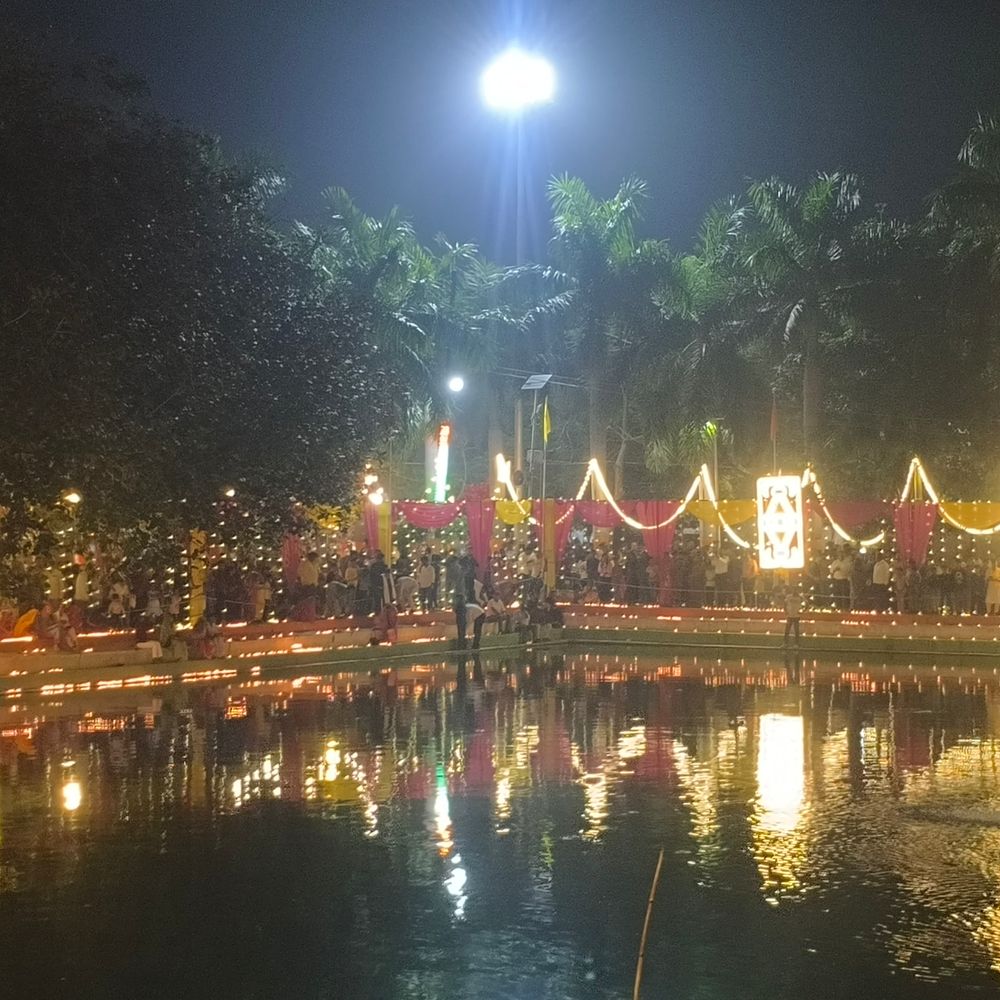 देव दीपावली पर शीतला माता धाम 11000 दीपों से जगमग:ऊर्जा मंत्री एके शर्मा ने पूजा अर्चना कर दीपदान किया