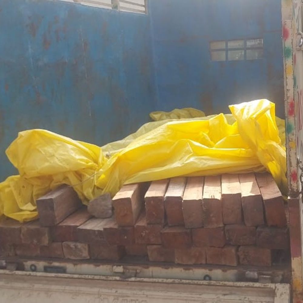 लातेहार में वन विभाग ने सखुआ चौखट जब्त किए:50 हजार मूल्य के 29 पीस बरामद, दो तस्कर गिरफ्तार