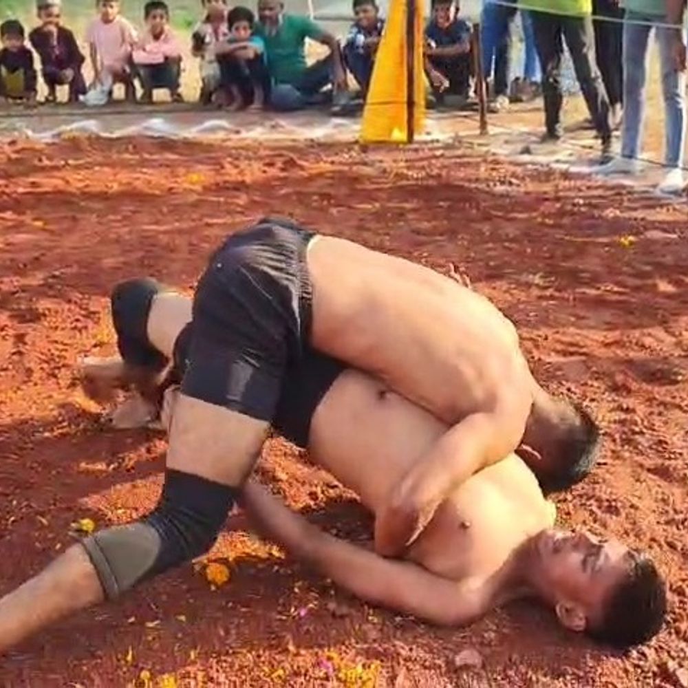 खरगोन में जिलास्तरीय कुश्ती स्पर्धा:40 पहलवानों ने दिखाया दमखम, विजेताओं को मिला पुरस्कार