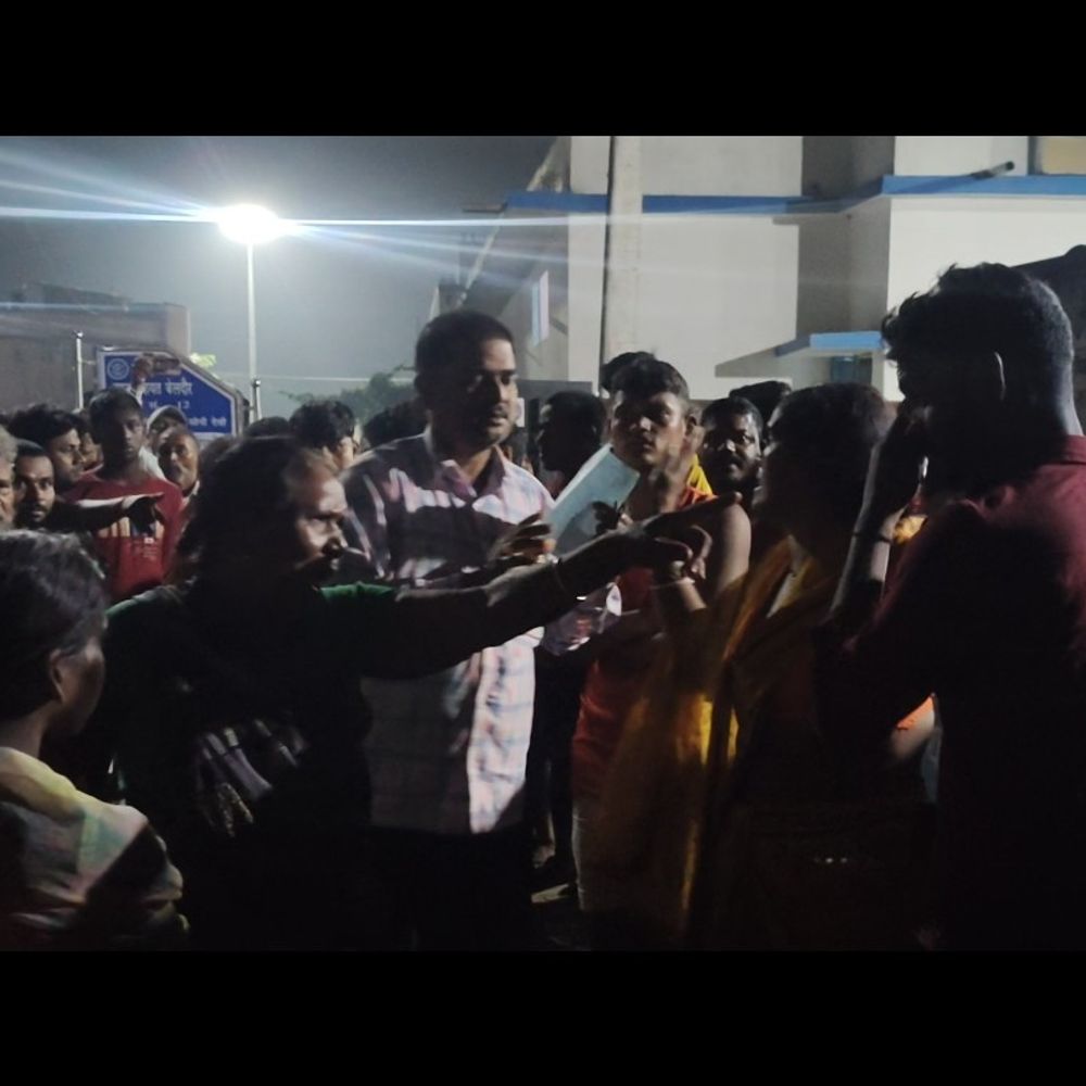 बेलदौर में महिला को बाइक ने मारी टक्कर, पैर टूटा:पति और आठ माह की बच्ची बाल-बाल बचे, अस्पताल से घर लौटते वक्त हादसा