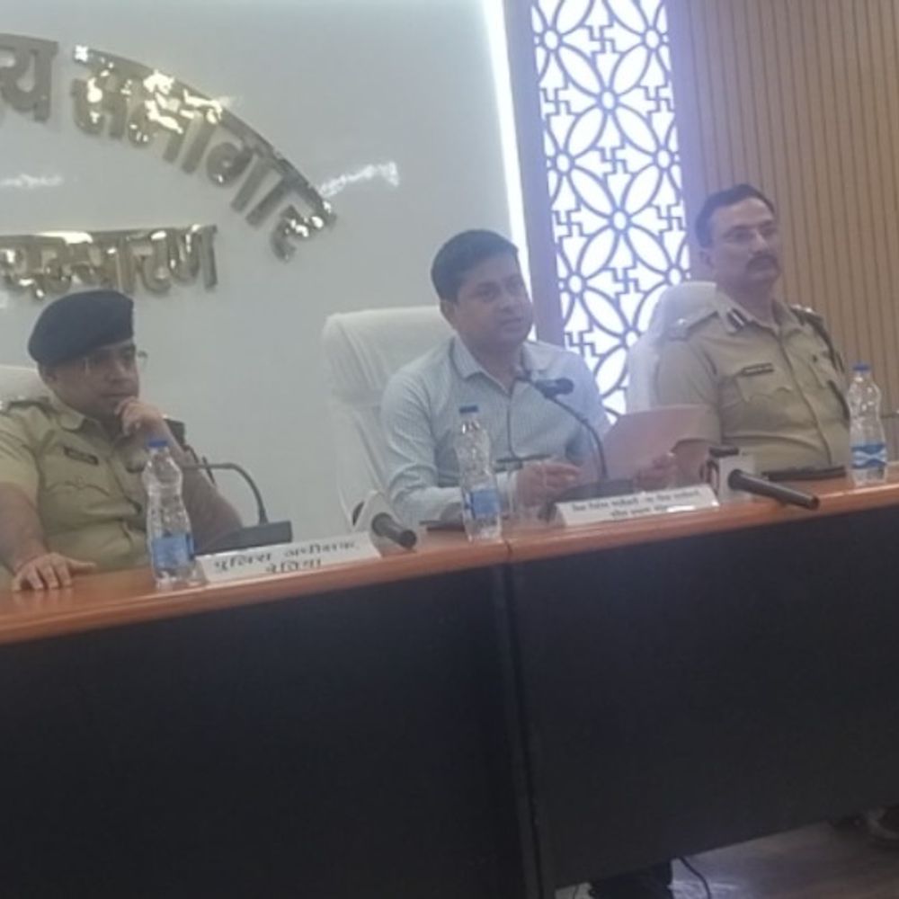 पश्चिम चंपारण में 46 अपराधी जिला बदर:चुनाव से पहले प्रशासन की बड़ी कार्रवाई, सुबह-शाम थाने में लगानी होगी हाजिरी