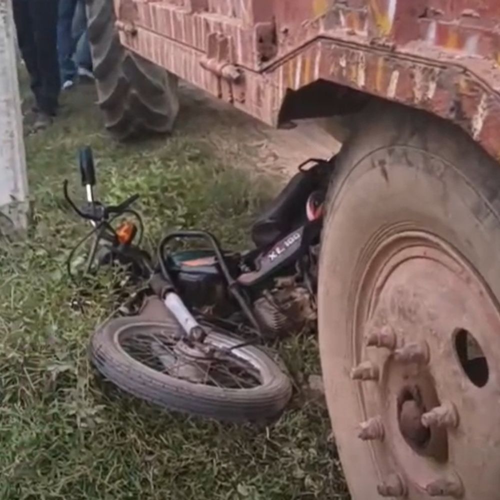 तेज रफ्तार ट्रैक्टर ने बाइक सवार को मारी टक्कर:गरसंडा रोड पर युवक गंभीर घायल, चालक फरार