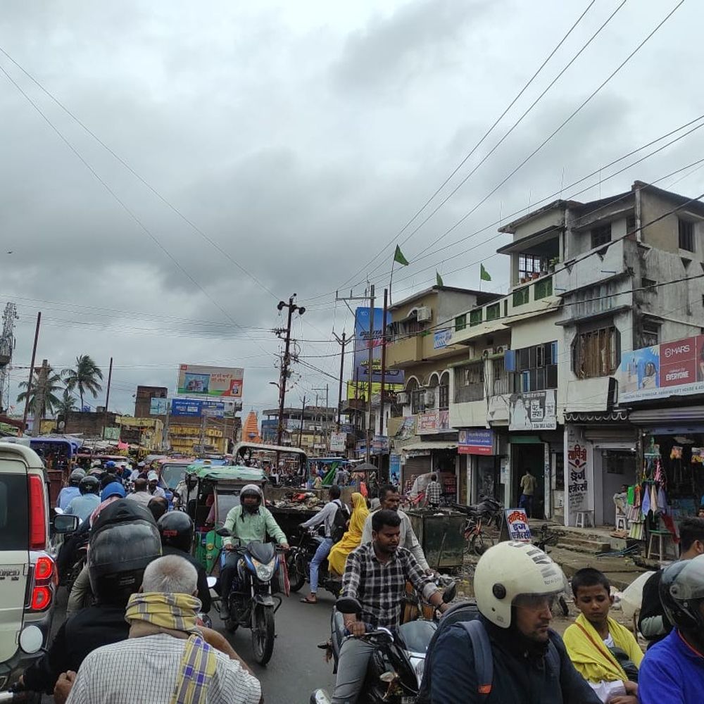 मधुबनी कोतवाली चौक पर लगी जाम:चुनाव प्रशिक्षण के लिए जा रहे शिक्षक और कर्मी हुए परेशान