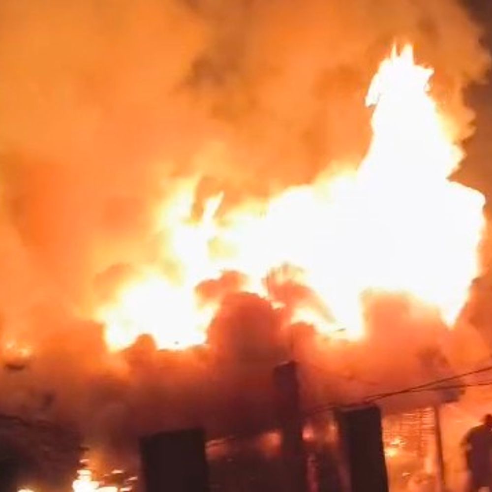 मधेपुरा में शॉर्ट सर्किट से लगी आग:दो परिवारों के घर राख, 50 हजार रुपए कैश, 2 गाय और 5 बकरियां जलीं