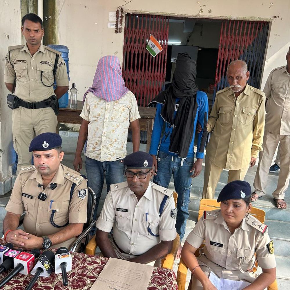 हम प्रत्याशी के बैनर लगे वाहन से शराब बरामद:गुरारू में 17 कार्टन के साथ दो गिरफ्तार, पुलिस ने जांच शुरू की