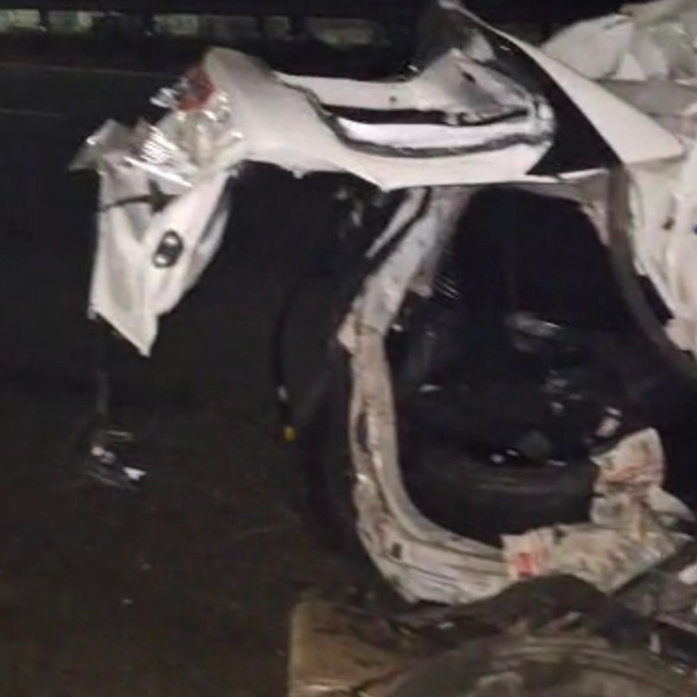 जालंधर में कपड़ा व्यापारी की कार को ट्रक ने कुचला:लुधियाना से लौट रहा था परिवार, मां-बच्ची घायल; 4 पलटियां खाकर गिरी कार