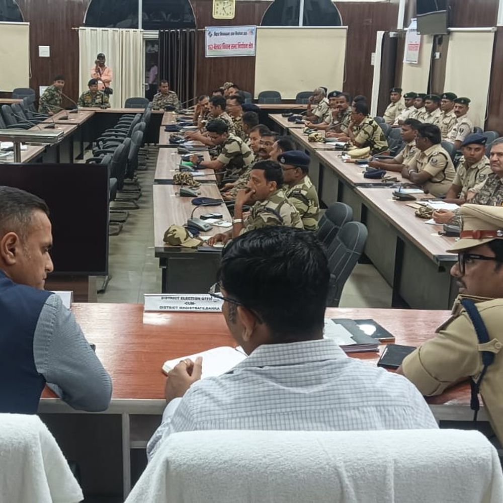 बांका में शांतिपूर्ण मतदान पर अधिकारियों की बैठक:बिहार विधानसभा चुनाव 2025 की तैयारियों की समीक्षा, अति-संवेदनशील बूथों पर निगरानी