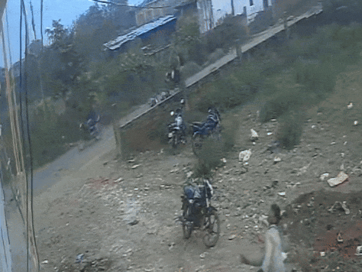 सतना में ऊंचाई से गिरने पर श्रमिक की मौत:कैमा में पुताई के दौरान गिरा था, CCTV फुटेज आया सामने; ठेकेदार पर FIR