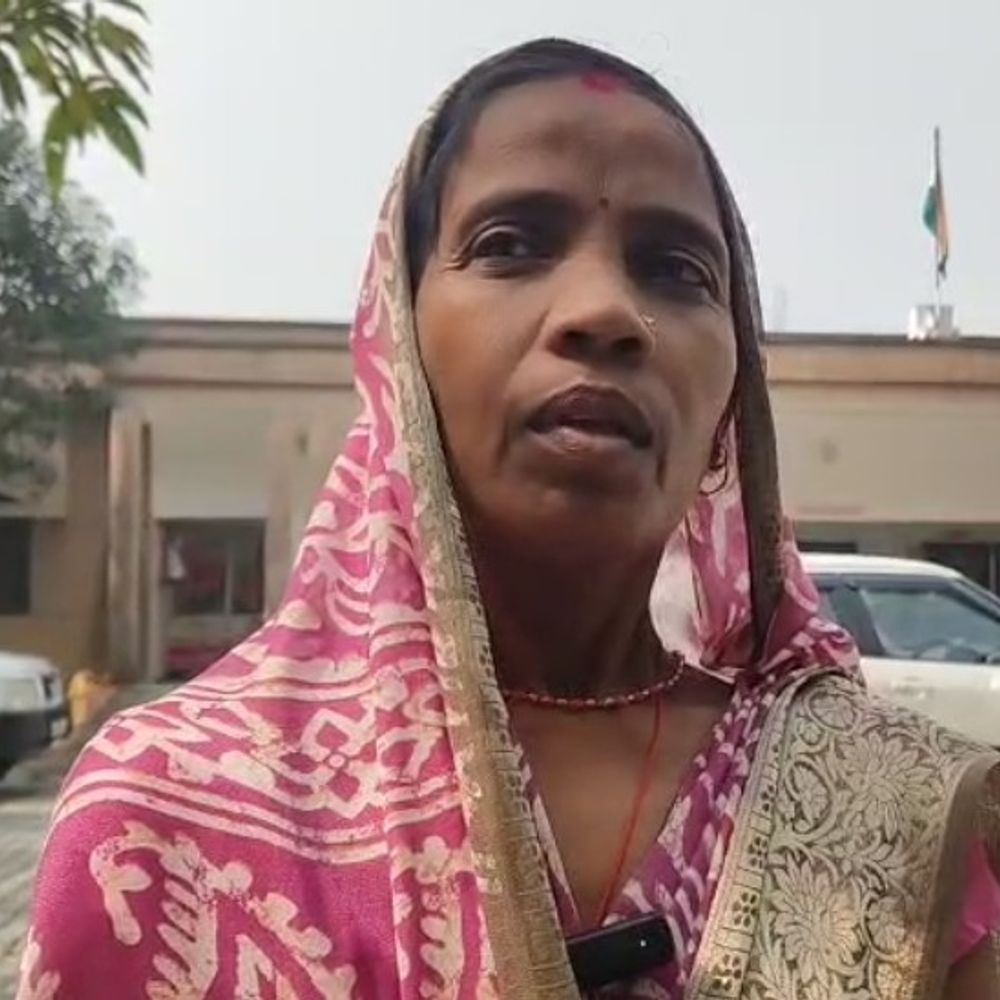 झूठे आरोप पर पद से हटाने का आरोप:10 साल से नौकरी बहाली को लेकर दर-दर भटक रही आंगनबाड़ी कार्यकत्री, DM से न्याय की मांग