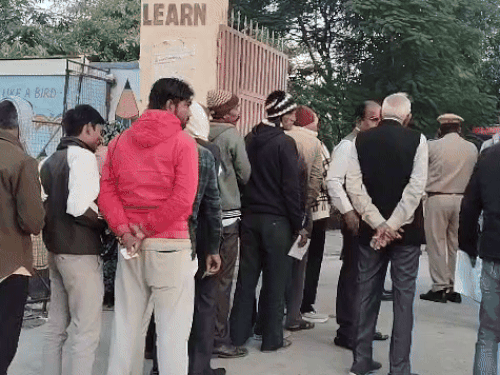 अंता उपचुनाव: बेटे के साथ आई 85 साल की बुजुर्ग:फर्स्ट टाइम वोटर्स में उत्साह; वोटर बोला- लाइट नहीं होने से चुनाव चिह्न नहीं दिखा