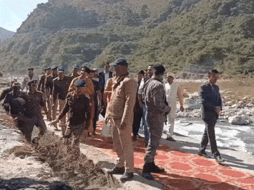 धीरेंद्र कृष्ण शास्त्री उत्तरकाशी पहुंचे:गंगा और यमुना की पूजा की, लोगों की भारी भीड़ पहुंची