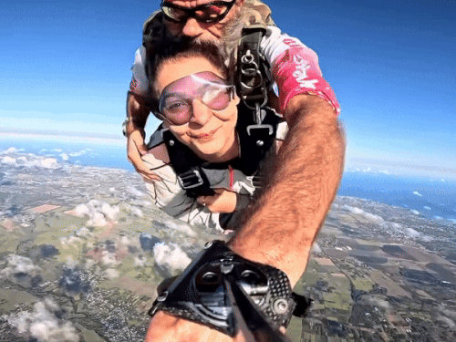 पूर्व क्रिकेटर नवजोत सिद्धू की पत्नी की स्काई डाइविंग:मॉरीशस में जहाज से लगाई छलांग; बेटी का बर्थडे मनाने गए थे; VIDEO जारी किया