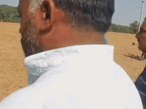 भिवानी में किसानों ने हाईटेंशन लाइन बिछाने से रोका:बोले- बिना सहमति और मुआवजे के काम शुरू किया; हंगामे के बाद पुलिस तैनात