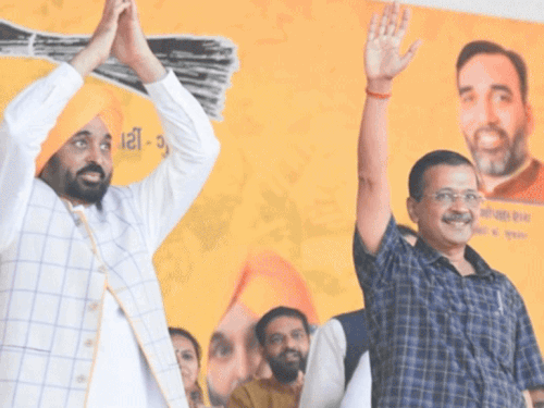 गुजरात के बयान से पंजाब में घिरे केजरीवाल:कहा- बाढ़ पीड़ितों को ₹50–50 हजार दिए; किसान नेता बोले- 2400 गांवों में बाढ़ आई, सिर्फ 53 में बंटा