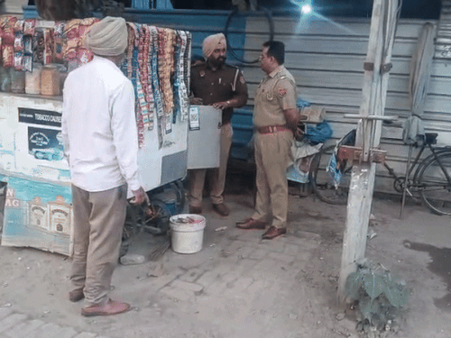लुधियाना में स्कूलों के बाहर पुलिस चैकिंग:तंबाकू और ई-सिगरेट बेचने वालों पर कसा शिकंजा,ACP बोले-रोजाना चलेगा अभियान