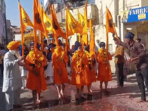 गुरुनानक जयंती मनाई, निकाली शोभायात्रा:पंच प्यारों ने की अगवाई, गुरु ग्रंथ साहब को पालकी में भ्रमण कराया; महिलाओं ने की सफाई
