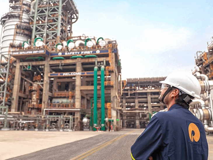 भारत रूस से कच्चे तेल का आयात घटाएगा:रिलायंस रूस की सरकारी कंपनी से तेल खरीदना कम करेगी; अमेरिकी प्रतिबंधों का असर