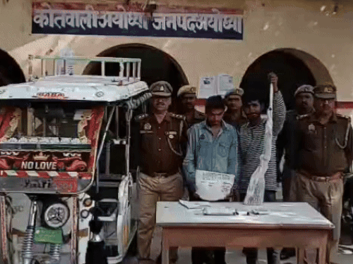 चोरी के 2 लाईसेंसी गन, 5 कारतूस समेत 2 गिरफ्तार:शराब के नशे में होने पर ई रिक्शा चालकों ने दिया था घटना को अंजाम