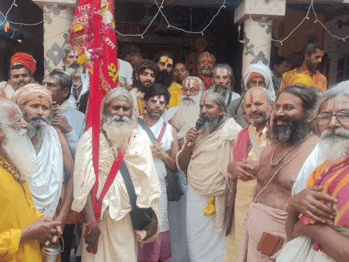 कार्तिक पूर्णिमा पर अयोध्या से निकली 84 कोसी परिक्रमा:वैद्य मंदिर से महंत गोविंद दास के नेतृत्व में 500 श्रद्धालुओं का जत्था मखौड़ा धाम के लिए रवाना