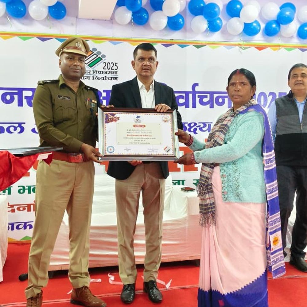 खगड़िया में बेलदौर की दो महिला कार्यकर्ता सम्मानित किया:बिहार विधानसभा चुनाव में उत्कृष्ट प्रदर्शन के लिए मिला सम्मान