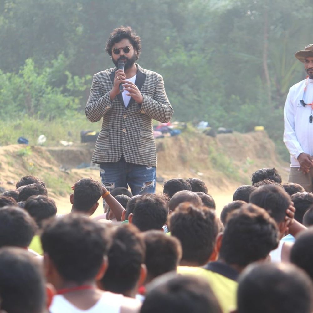 नवादा में मतदाता जागरूकता अभियान:जिला आइकॉन राहुल वर्मा ने युवाओं को किया जागरूक, मताधिकार का प्रयोग करने की अपील