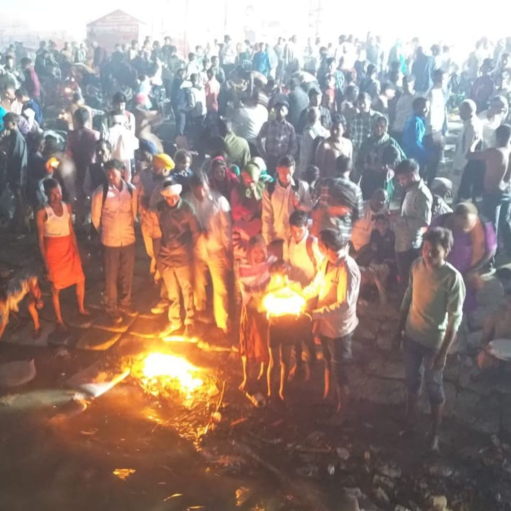 तिगरी मेले में दीपदान की देखिए 9 तस्वीरें:दिवंगत लोगों की याद में गंगा में दीप अर्पित किए, महाभारत काल से चली आ रही परंपरा