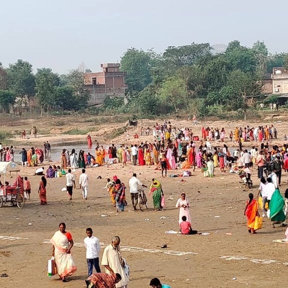 नवादा में कार्तिक पूर्णिमा पर महिलाओं ने किया स्नान:श्रद्धालुओं ने किया दीपदान, सुरक्षा के लिए पुलिस तैनात