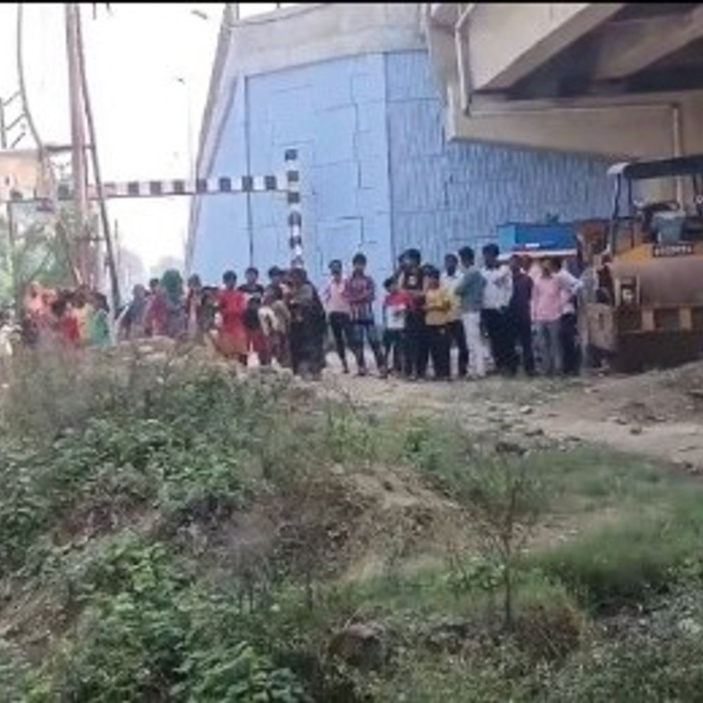 लखीमपुर खीरी में क्रॉसिंग पर ट्रेन से ग्रामीण की मौत:पुलिस ने शव पोस्टमार्टम को भेजा, परिजनों को दी सूचना