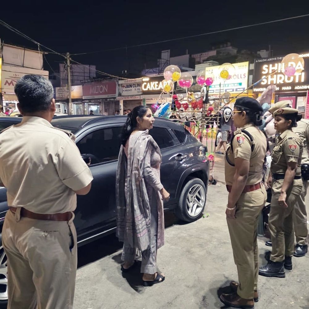 सोनीपत में रात्रि गश्त पर निकली पुलिस कमिश्नर ममता सिंह:सेक्टर-14 मार्केट समेत शहर में सुरक्षा व्यवस्था जांची; सजगता से ड्यूटी के निर्देश